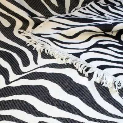 Zebre Noir Et Blanc 40% Organic Cotton / 30% Organic Wool / 30% Recycled Polyester Bed Throw 55" x 67"