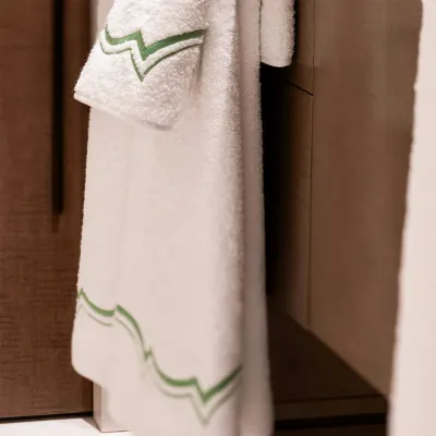Oriente Veneziano White/Green Embroidered Bath Towels