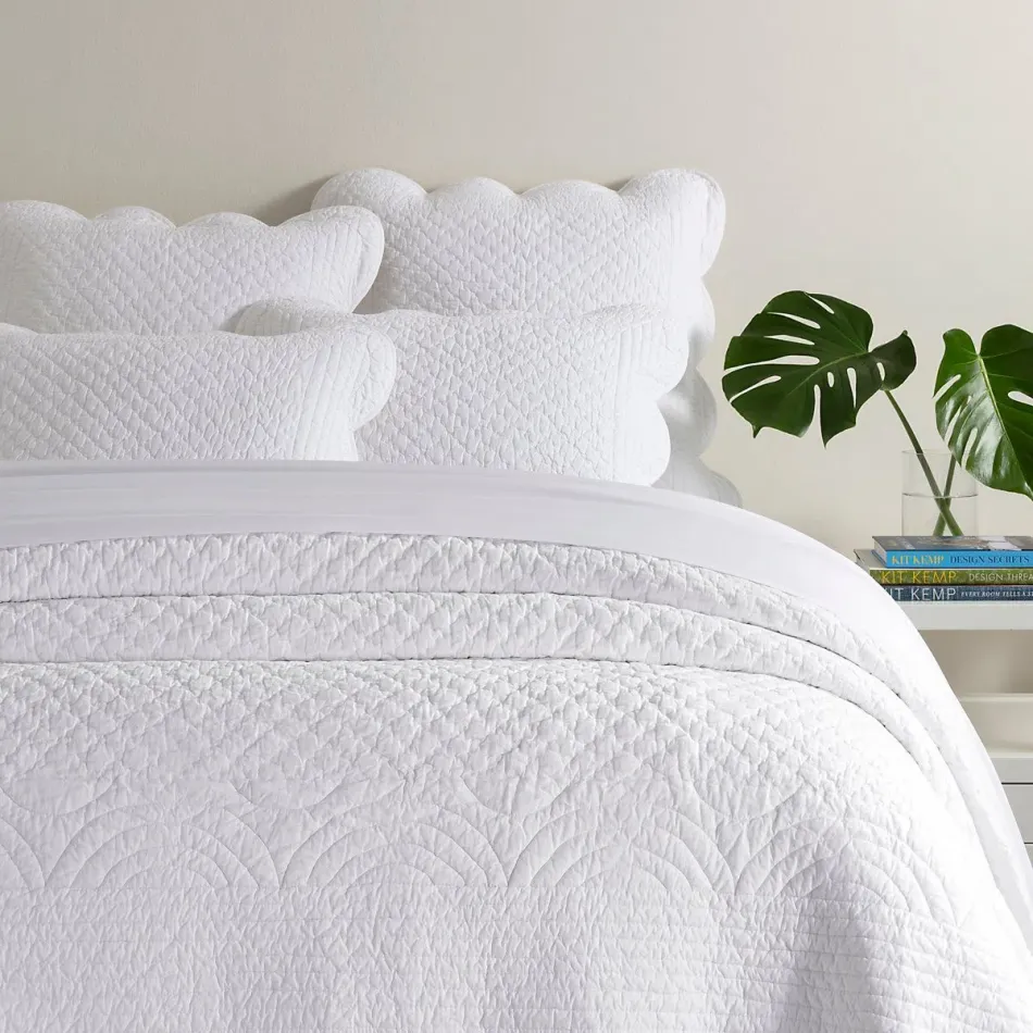 Power Shake Scallop White Quilt Twin