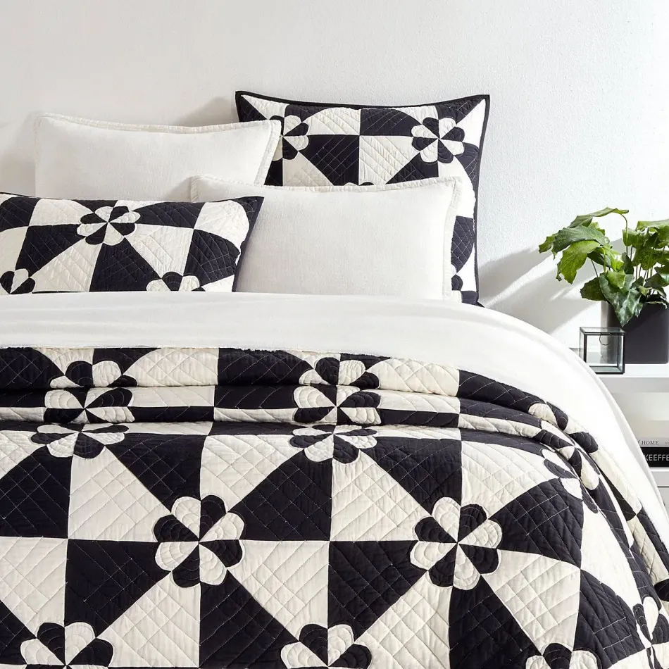 Sunny Side Black Quilt Twin