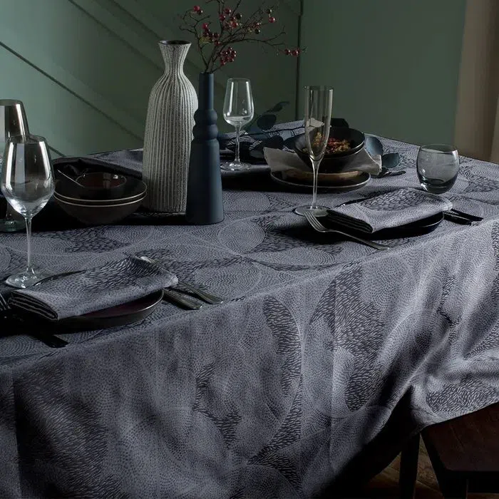 synge Rafflesia Arnoldi flydende Garnier-Thiebaut Mille Gouttes Metal Cotton Damask Table Linens | Gracious  Style